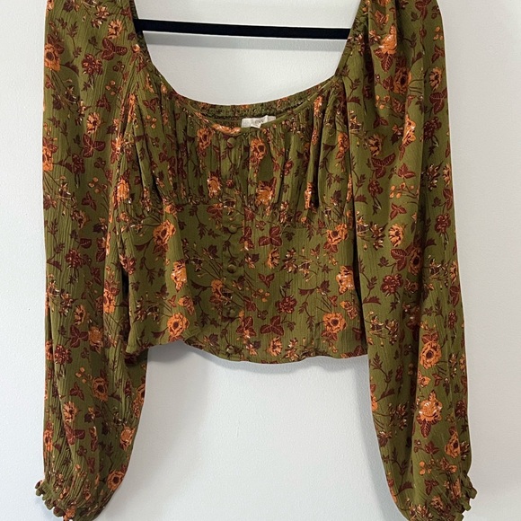 C&V Chelsea & Violet Floral Button Front Cropped Peasant Top. - Picture 3 of 10